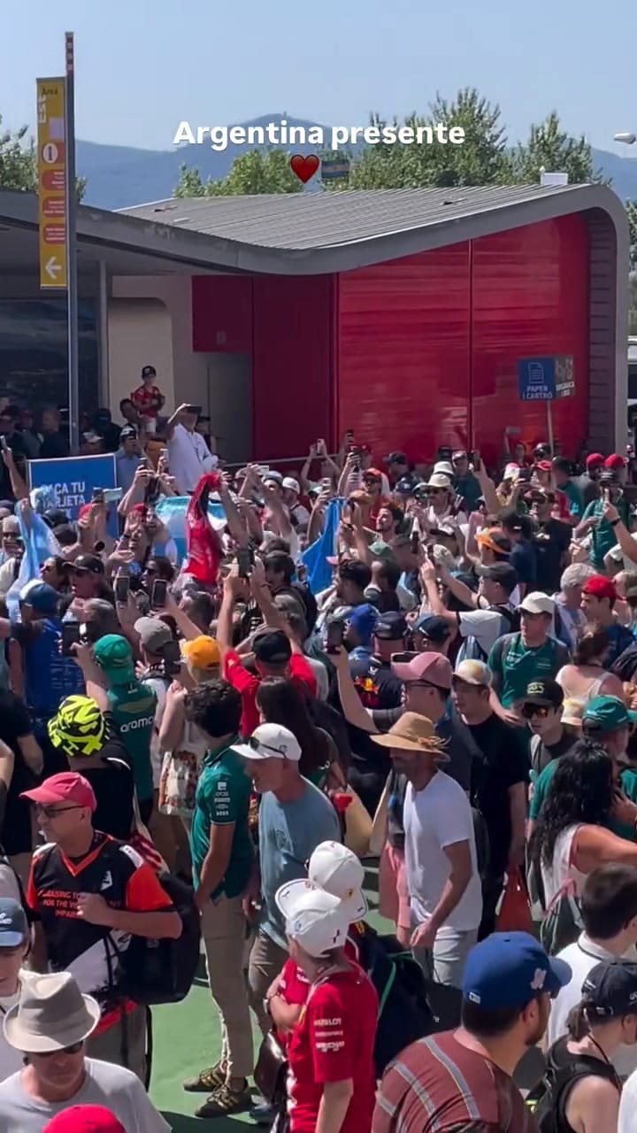 Los hinchas argentinos apoyando a Colapinto