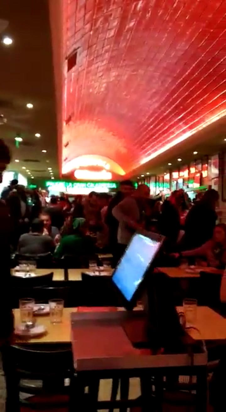 Los cantos a favor de la ley en la pizzería Güerrin