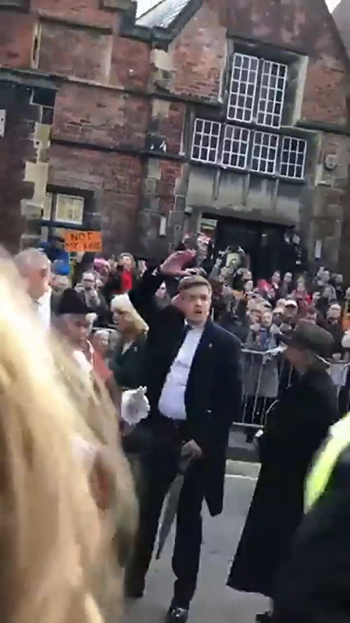 El momento en que un hombre le tira huevos al Rey Carlos