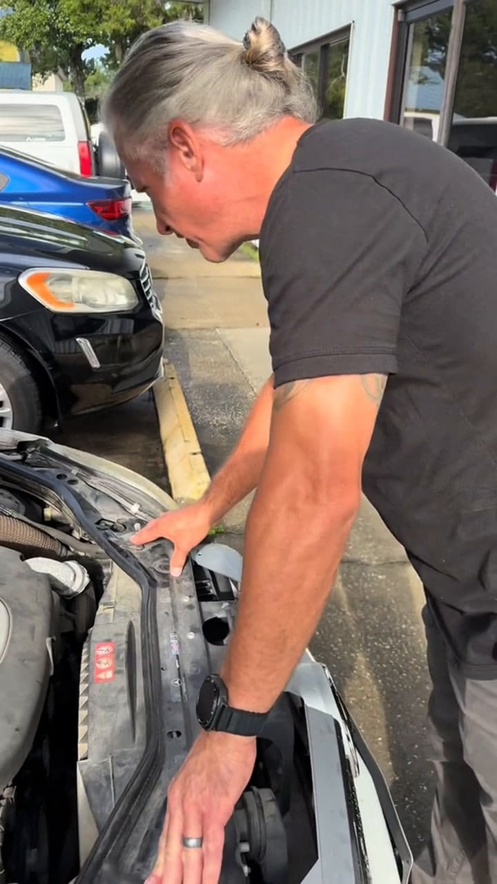 El emotivo rescate dentro del auto