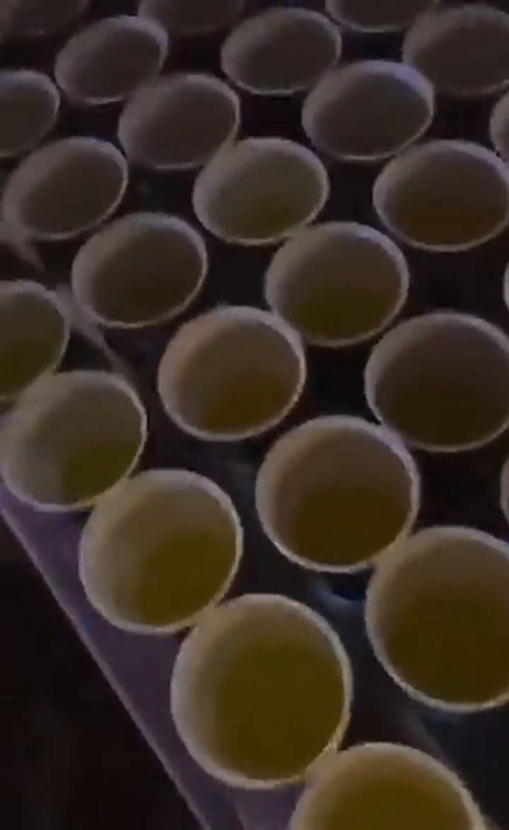 El video del hombre rellenando los vasos de bebida energética con ron