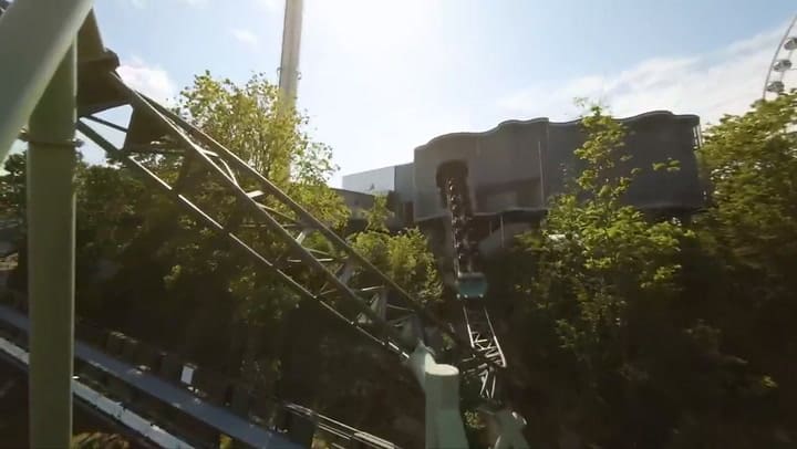 Un paseo en montaña rusa visto desde un dron