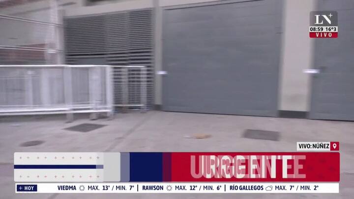 Tres hinchas de River atacaron a una policía: la intentaron matar