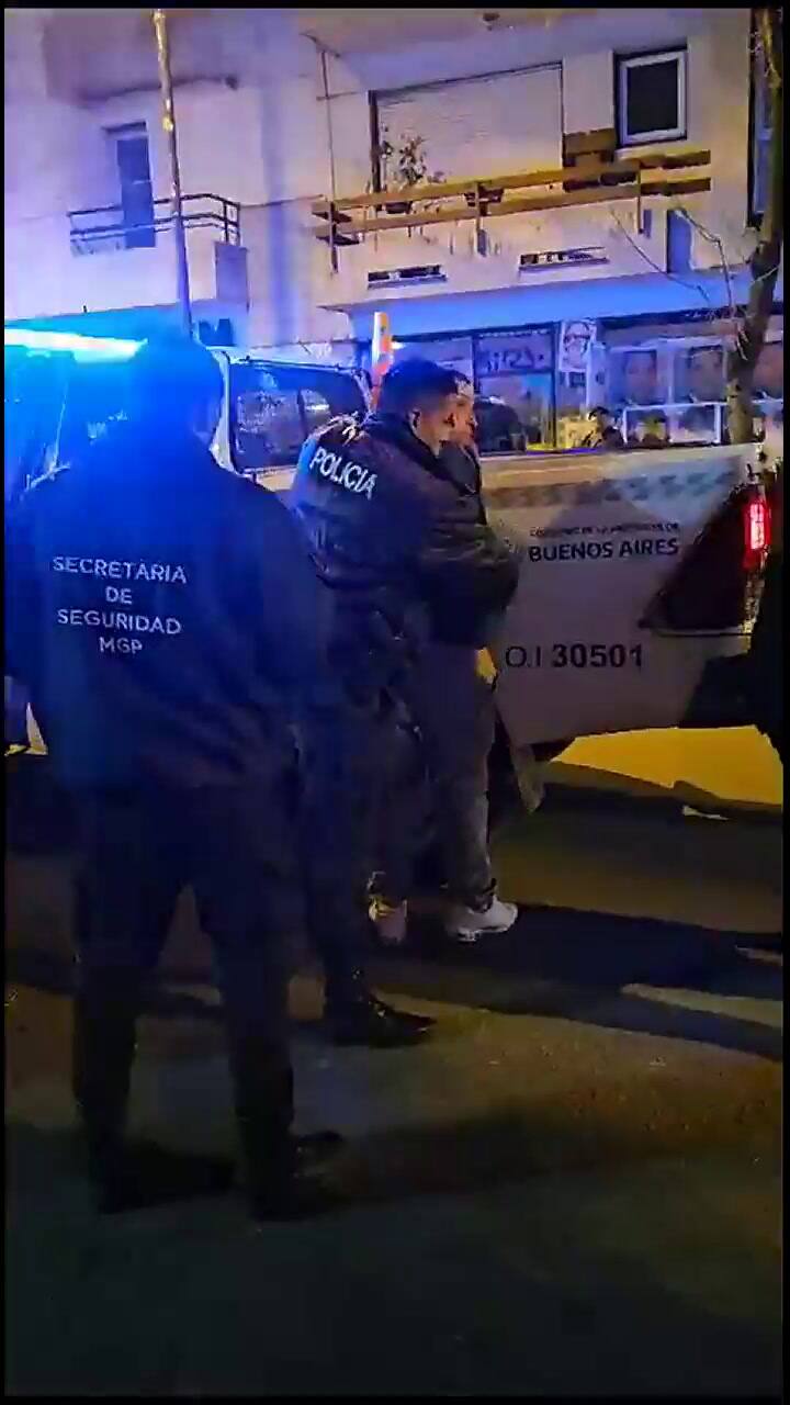 Escapó de un control policial y cuando lo detuvieron se tragó el chip del celular