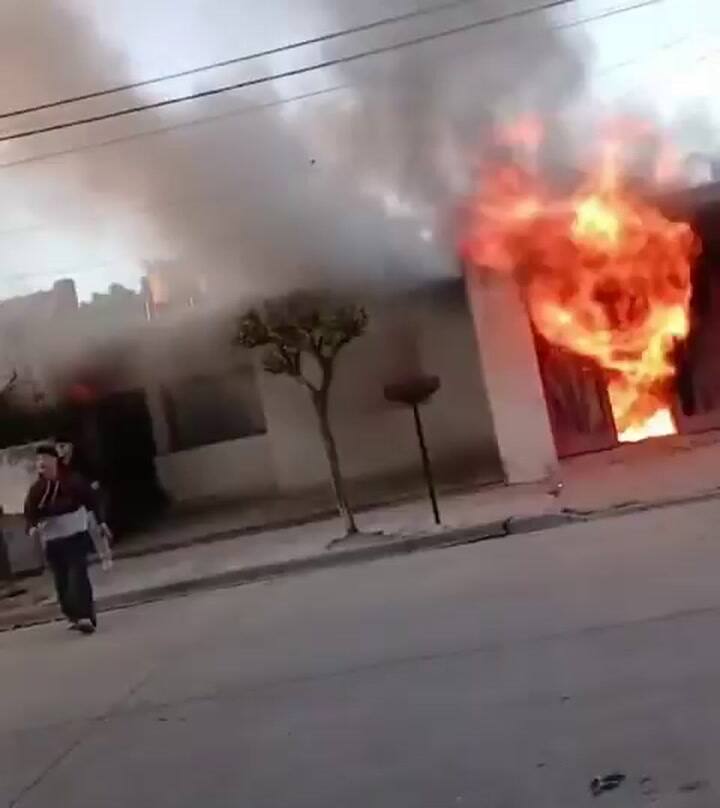 Un grave incendio afectó una casa y puso en riesgo a su ocupante