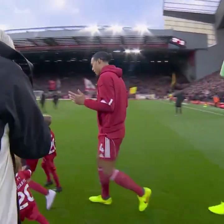 Los Hijos De Diogo Jota Salen Al Campo De Juego Con Los Jugadores De Liverpool