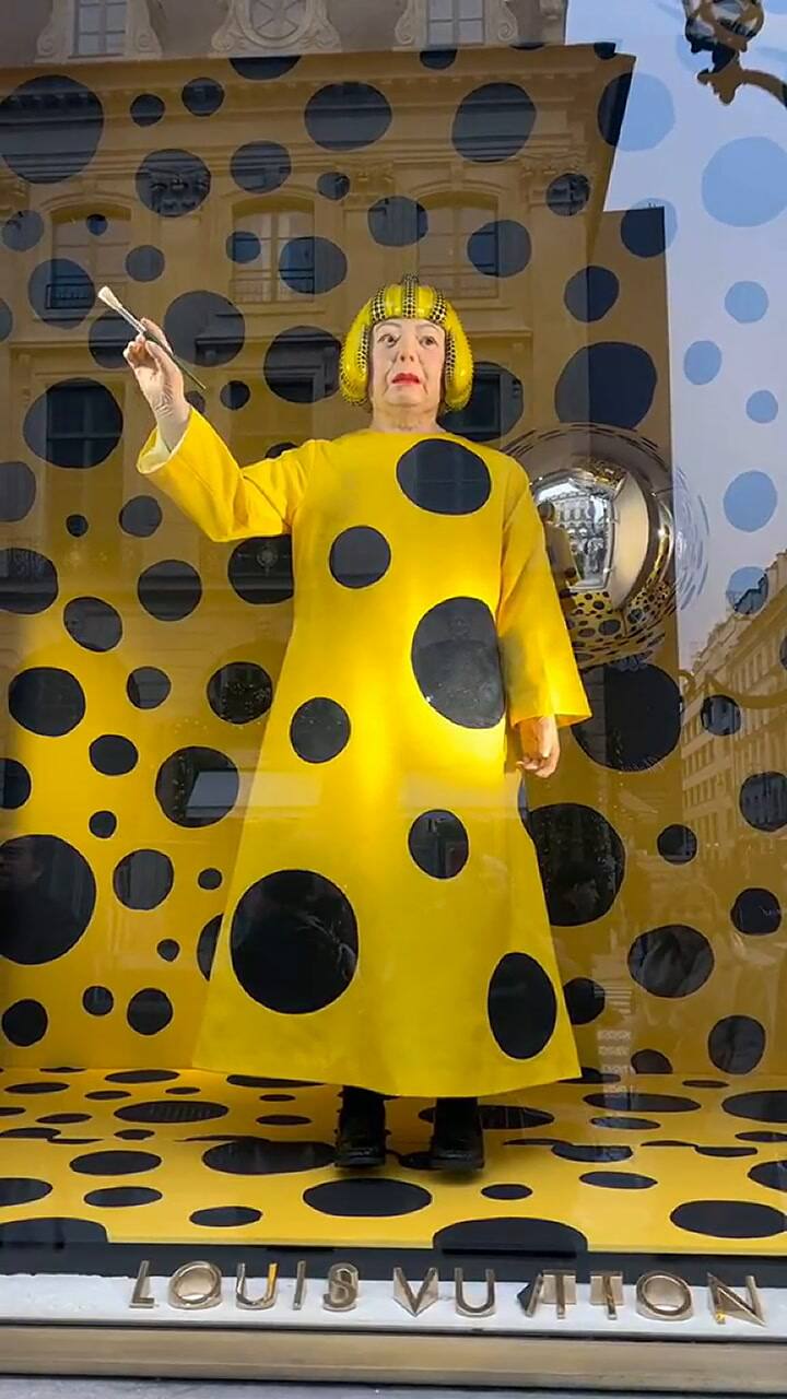 Louis Vuitton colocó un robot de Kusama en París