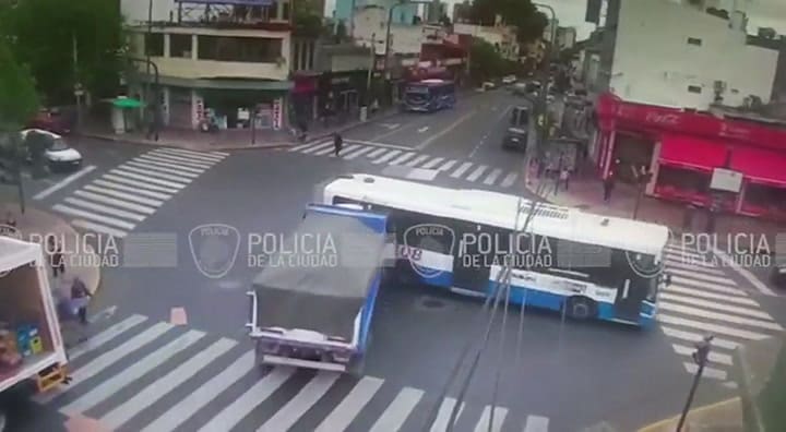 Así fue el choque entre el colectivo y el camión en Villa Devoto