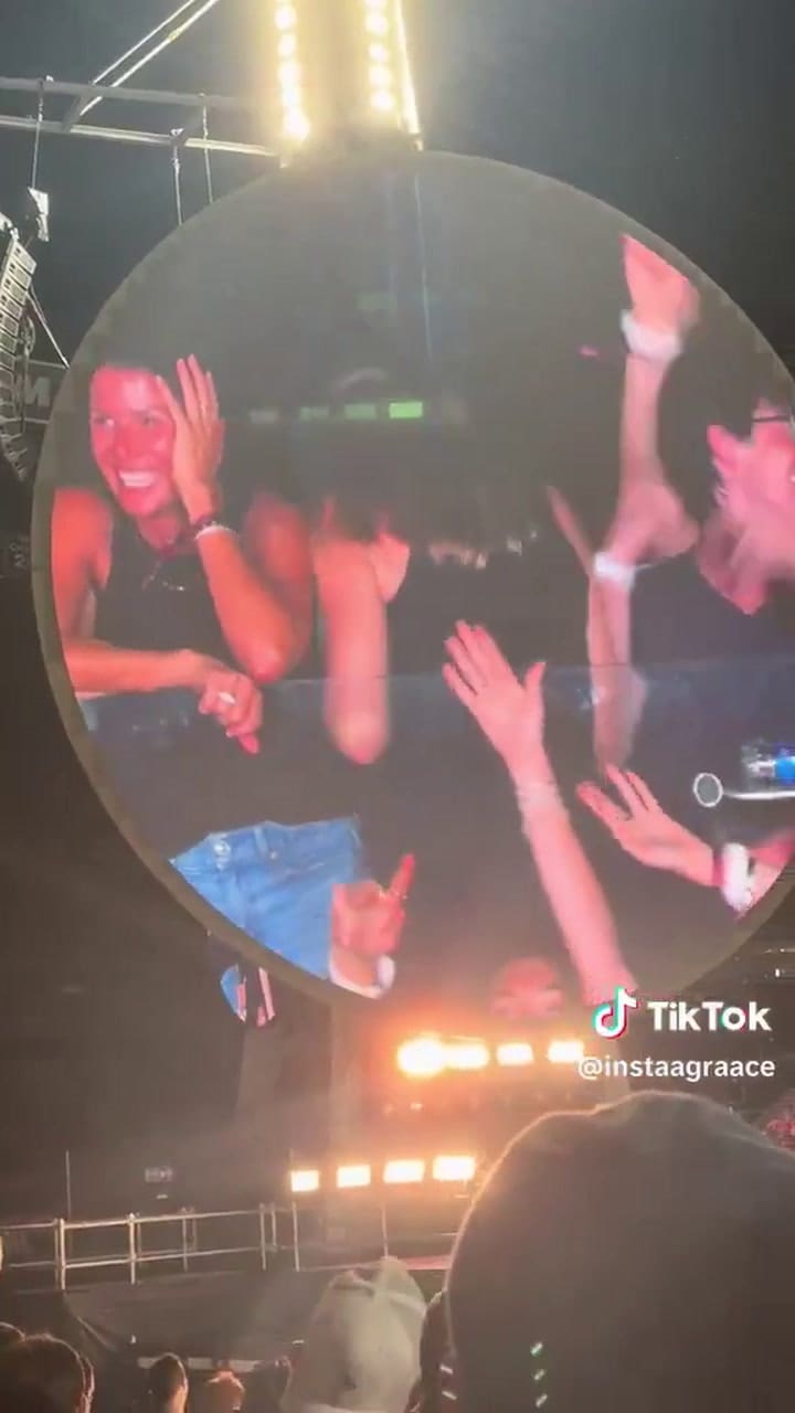El momento en que una pareja fue descubierta por la cámara del show de Coldplay