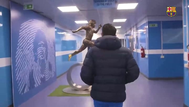 Xavi encontró un error en la estatua de Maradona en Napoli