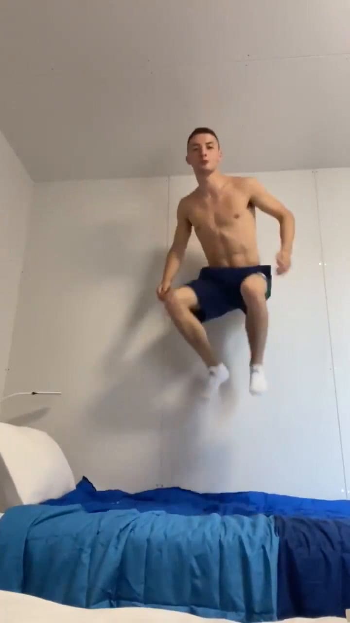 Un atleta probó las camas “anti sexo” de la Villa Olímpica y publicó el video en redes sociales