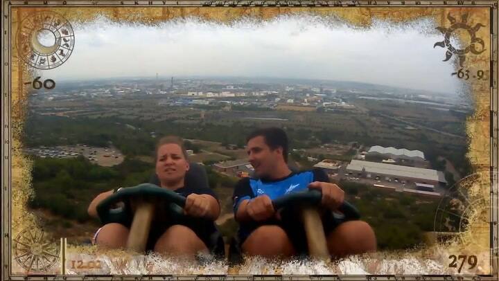 Un hombre atrapa un celular en el aire en pleno viaje en montaña rusa. Fuente: Youtube