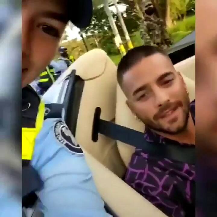 Una policía de tránsito detiene a Maluma en su lujoso auto: 'Miren el bizcocho que me encontré'