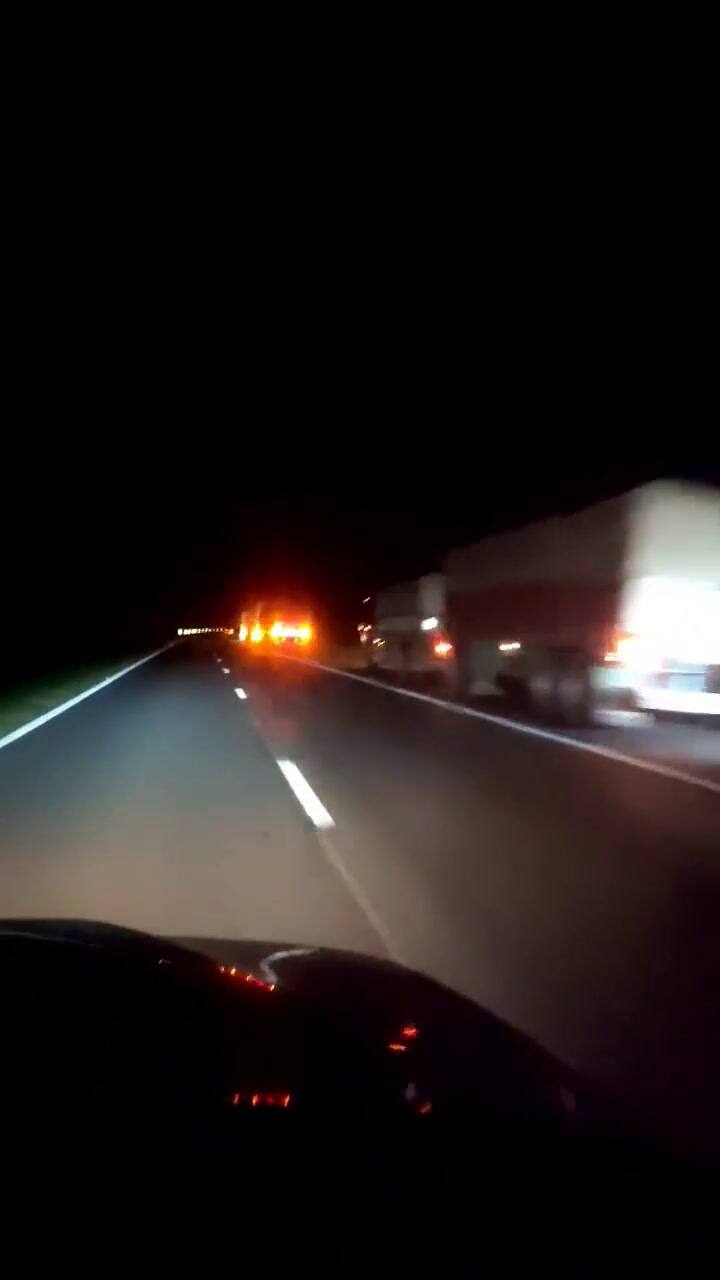 Largas filas de camiones para cargar combustible