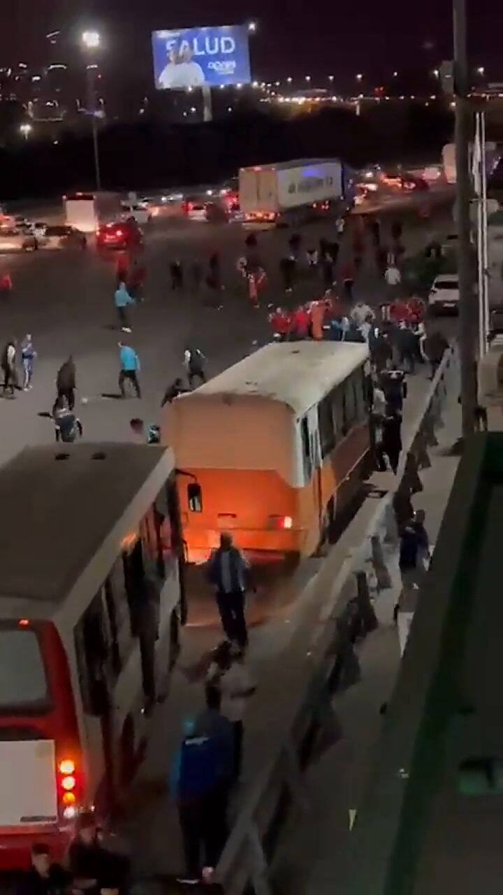 Hinchas de River y de Racing protagonizaron una batalla campal