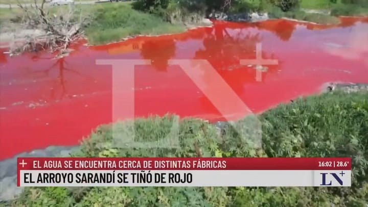 El misterio por el agua teñida de rojo en el Arroyo Sarandí