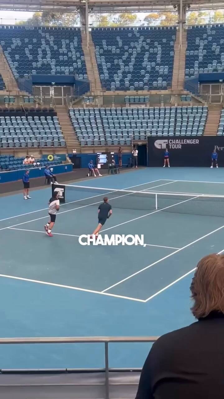 Cruz Hewitt siguió los pasos de su padre y se dedica al tenis