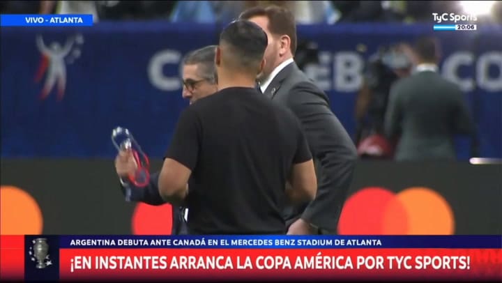 Por qué el Kun Agüero fue el encargado de entrar con la Copa en el partido de Argentina Canadá