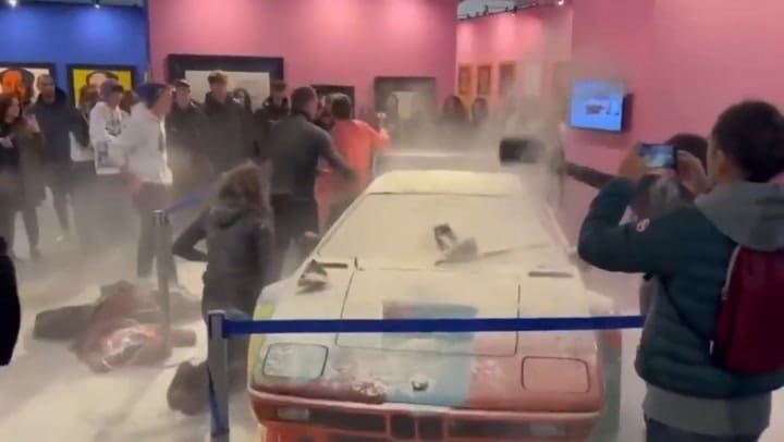 Manifestantes arrojaron harina sobre una obra de Andy Warhol