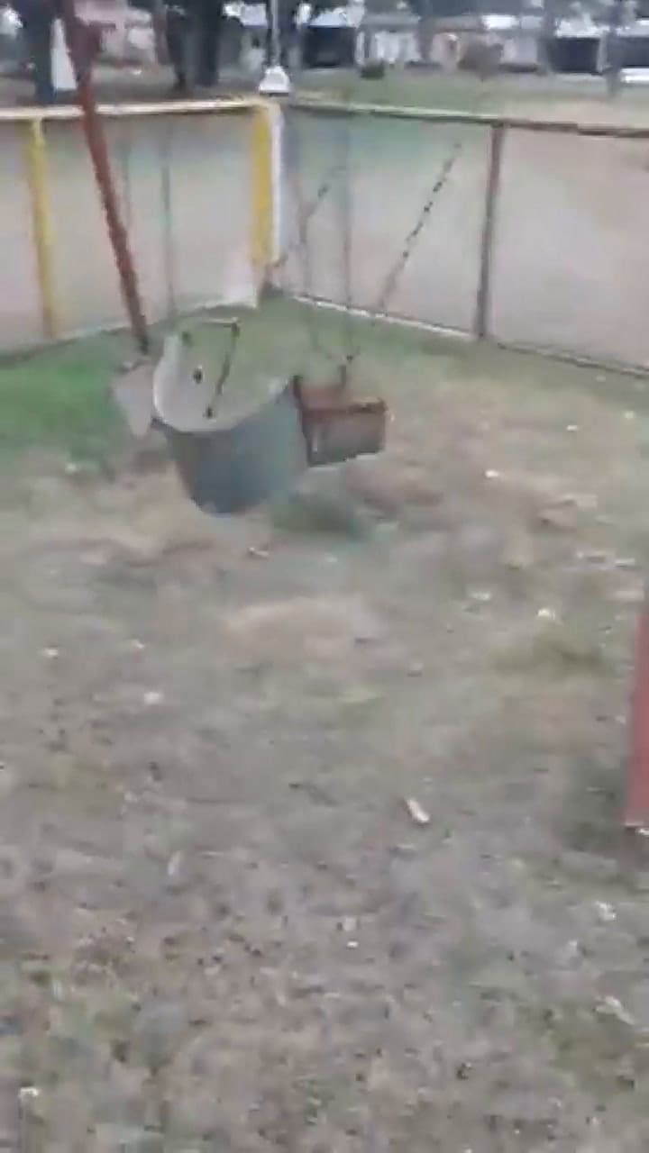 Vuelven a moverse las hamacas de Firmat - Fuente: YouTube