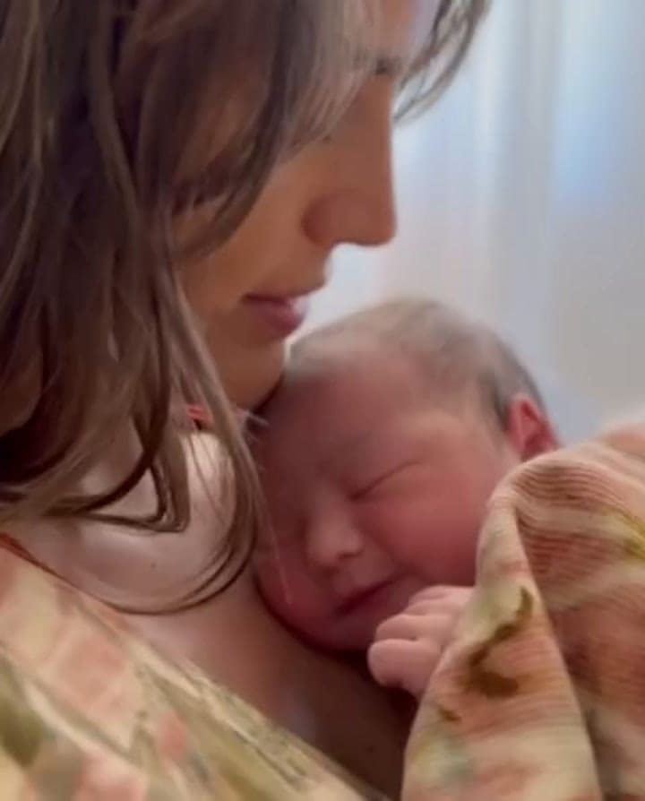 Nuestra Pequeña Bee De La Rua Rivero Llegó Al Mundo El 18 De Octubre! Estamos Completamente Enamorados! Bienvenida Bee! Que La Vida Siempre Nos Encuentre Despeinados @Aitolab! Te Amo!un Inmenso Agradecimiento Al I