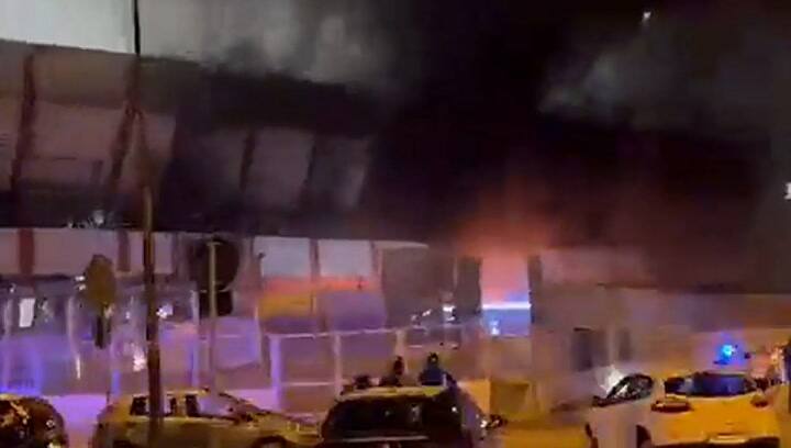 Una espesa columna de humo salía del estadio