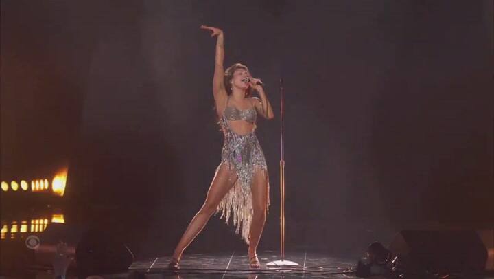 Miley Cyrus canta "Flowers" y agradece con la letra cambiada