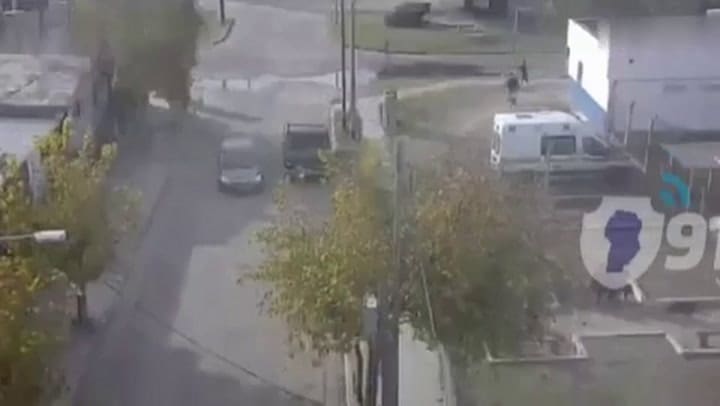 Video: un hombre apuñaló a un nene de 11 años que pedía dinero en un semáforo en Córdoba