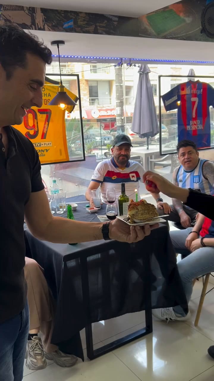 Martín Mandra agasaja a los comensales que visitan su parrilla ubicada en Quito, Ecuador