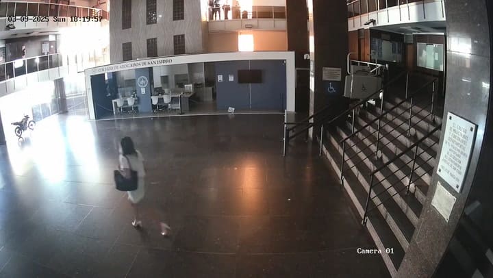 La jueza en el hall central de los Tribunales de San Isidro