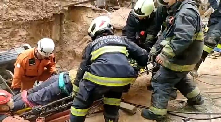 Bomberos rescatan al conductor del camión accidentado en Recoleta