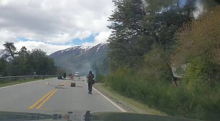 Mapuches cortan la ruta 40