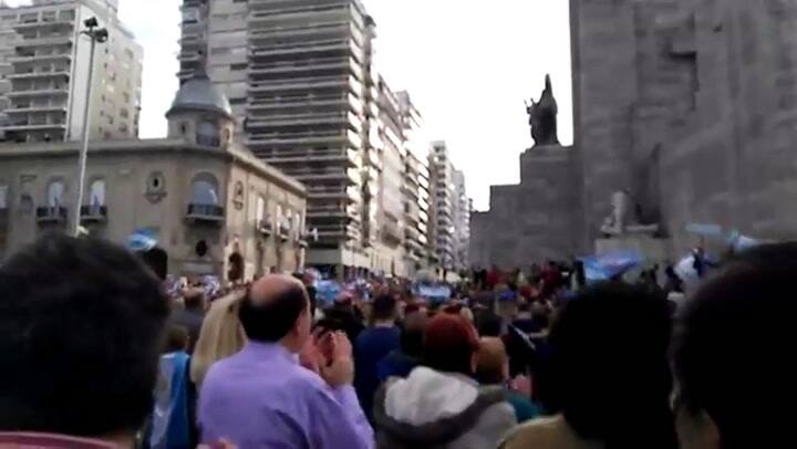 En Rosario cantan el himno. Fuente: Twitter