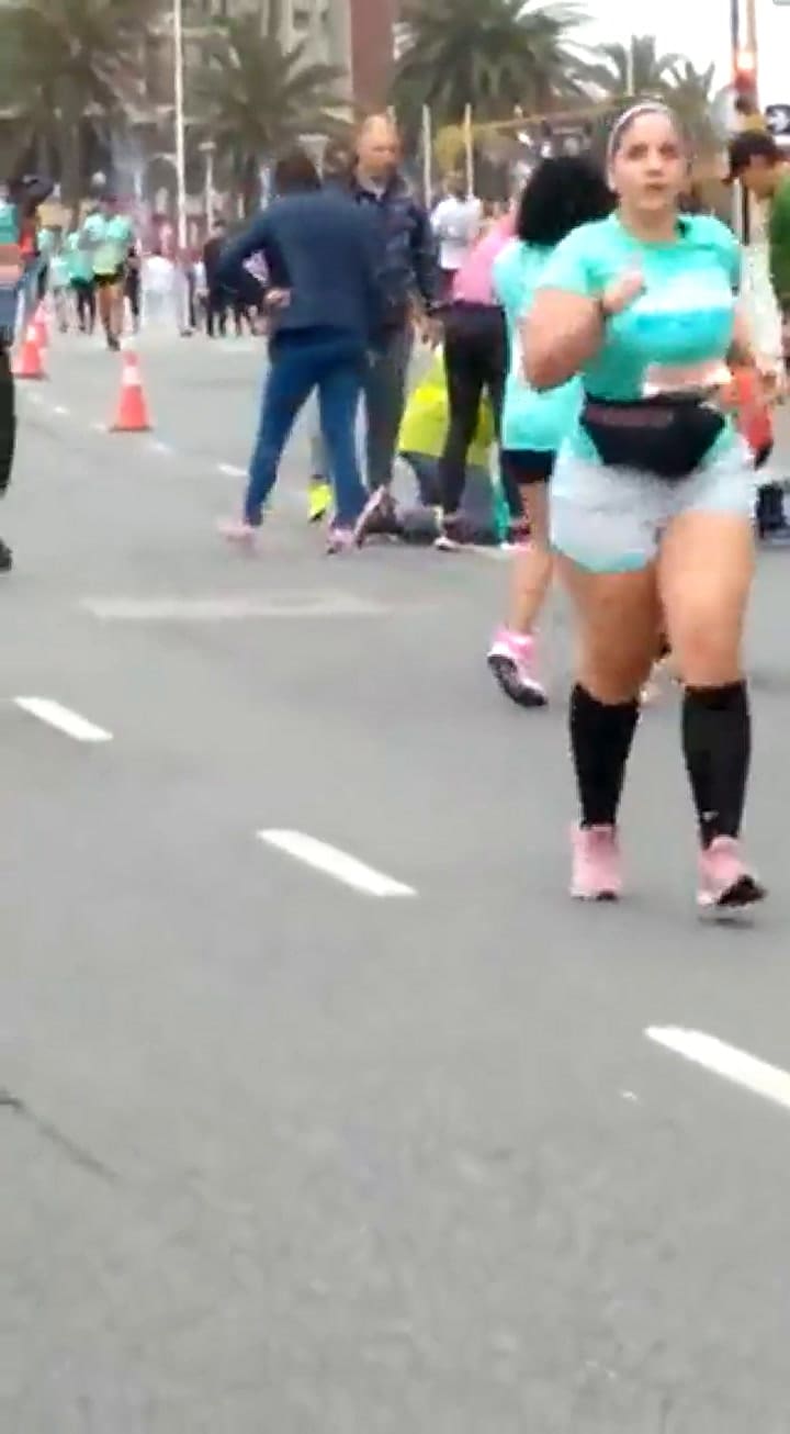 Impactante maniobra de reanimación del director del SAME a un corredor