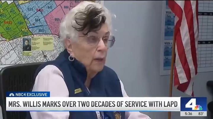 La madre de Bruce Willis de 90 años es voluntaria en el Departamento de Policía de Los Angeles