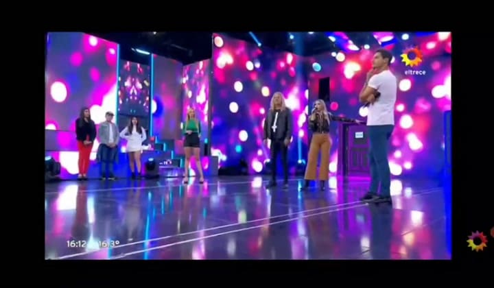 Rodrigo Vagoneta fue a Bienvenidos a bordo disfrazado de Flash y tuvo un pequeño percance