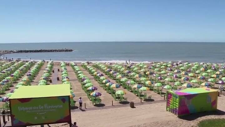Vidal inauguró la segunda temporada de las playas gratuitas en la Costa Atlántica - Fuente: Télam