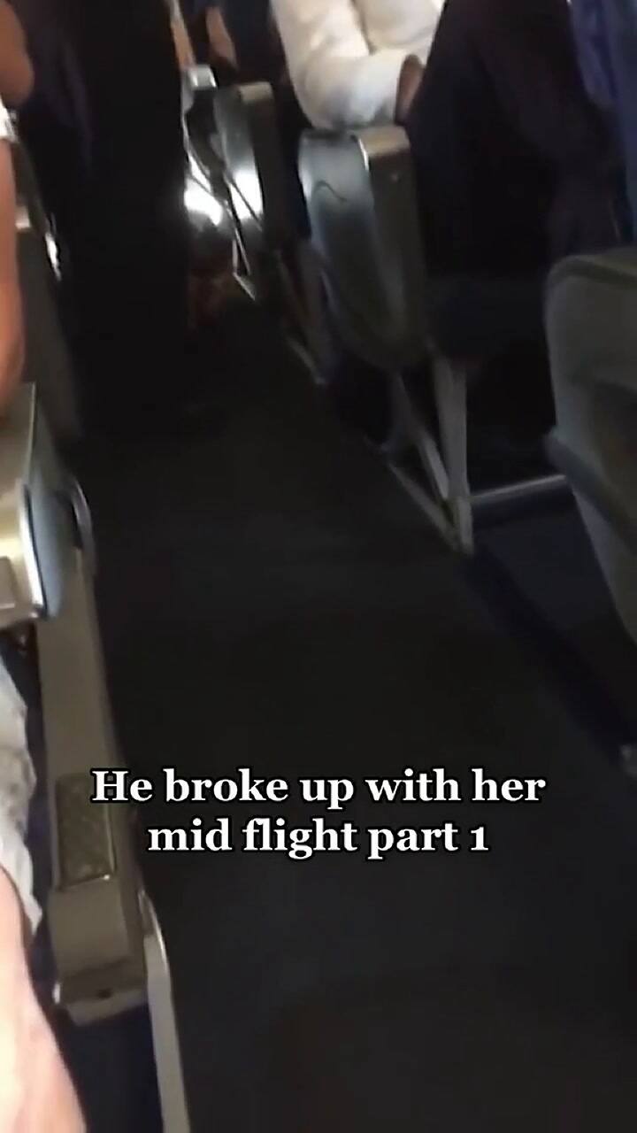 Una mujer perdió el control en un avión al saber que su novio la terminó