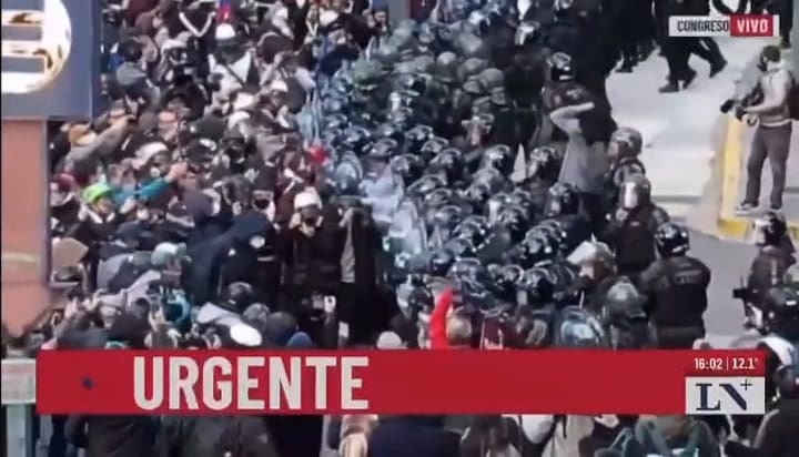 Efectivos se enfrentan con los manifestantes