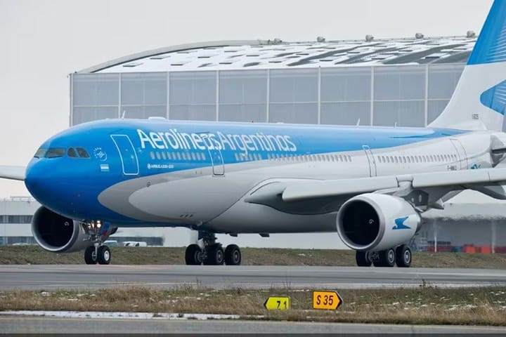 Tras absorber costos por $2300 millones, Aerolíneas Argentinas canceló el programa de millas para pasajes emitidos por el Estado