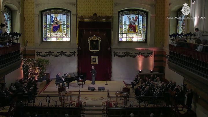 Joan Manuel Serrat cantó en el acto de los hermanos Machado de la RAE