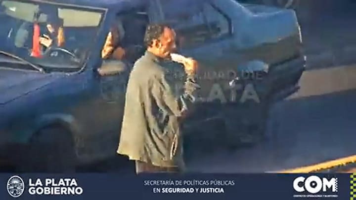 Cometió un robo millonario, se puso a contar los fajos de billetes en plena calle y lo atraparon