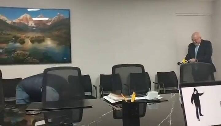 Un alcalde de Perú aparece en un video utilizando una pistola eléctrica contra su asesor