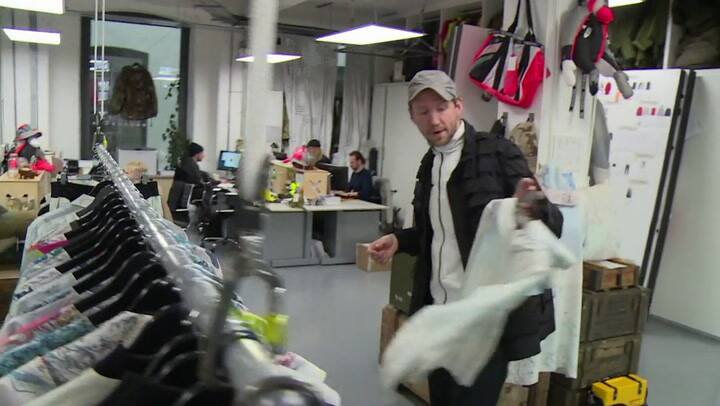 Christopher Raeburn, el diseñador estrella del reciclaje - Fuente: AFP