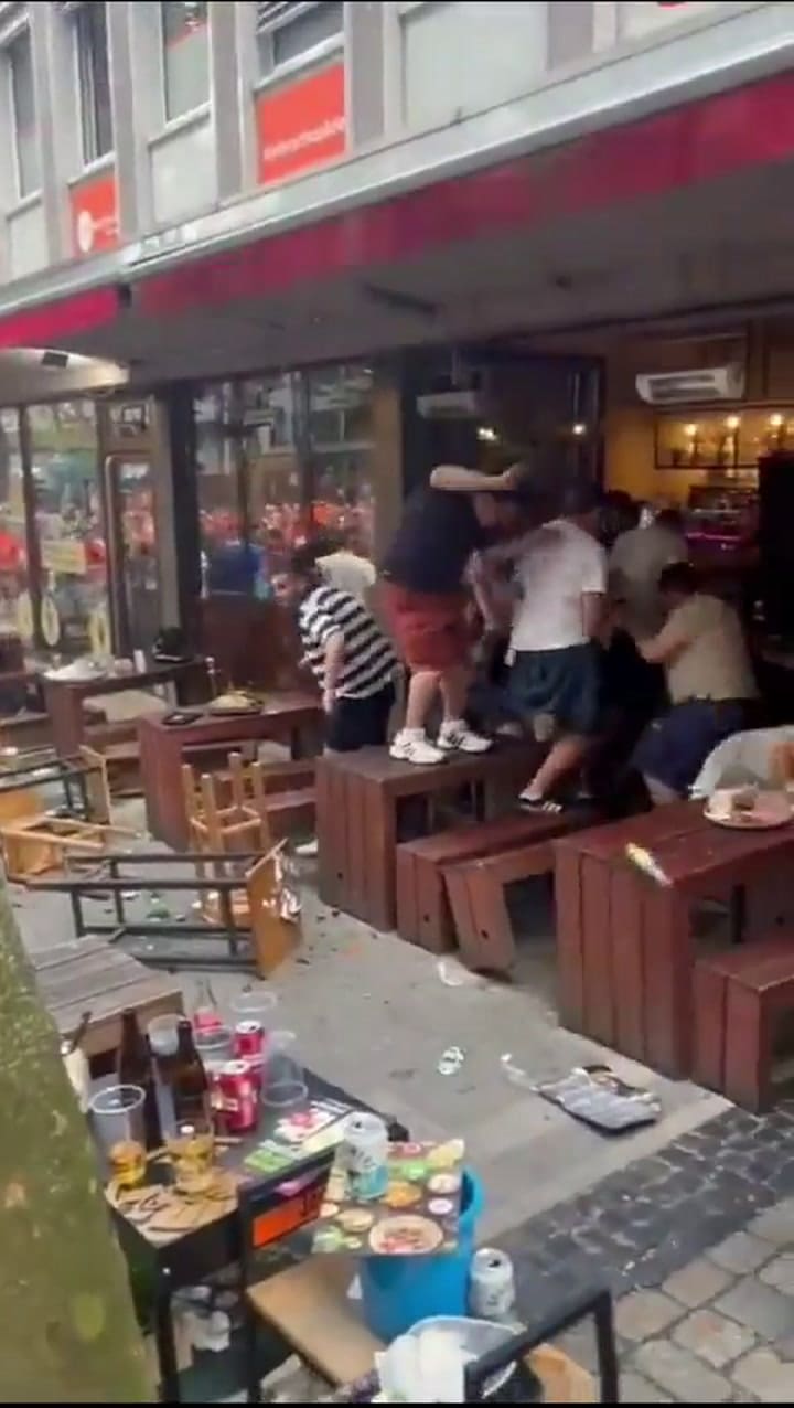 Pelea entre hinchas de Países Bajos y de Inglaterra