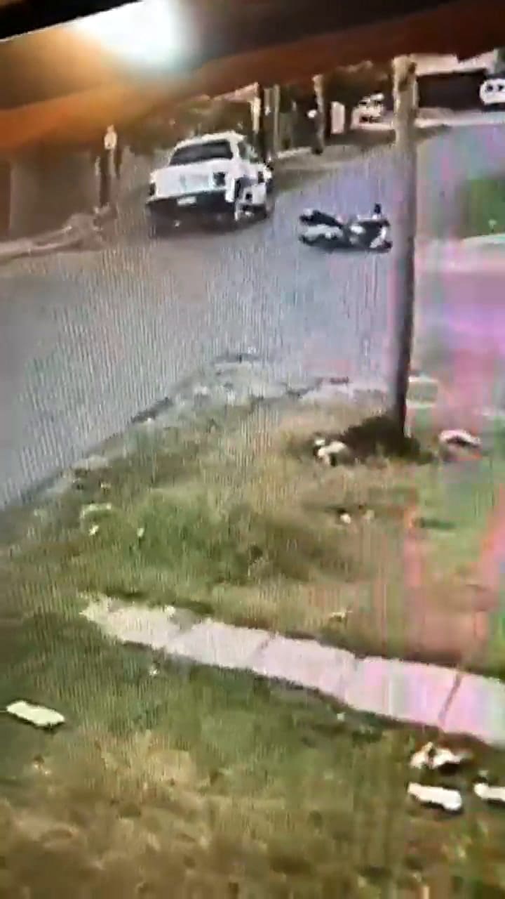 Dos motochorros escapaban de un robo y chocaron contra un patrullero