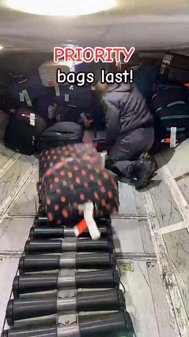 Un usuario comparte cómo se acomodan las valijas en los aviones para su entrega