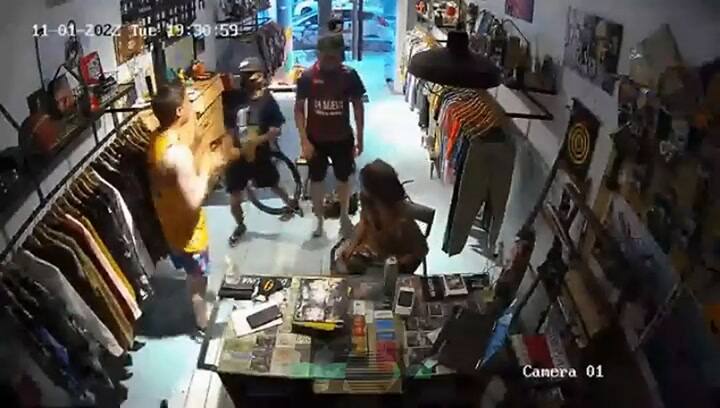 Un empleado de un local frustró un robo en Palermo con puños y patadas