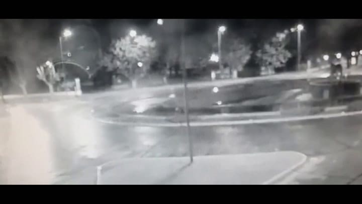 ¡Increíble! Tras el salto que realizó, el auto terminó en el fondo de una fuente.