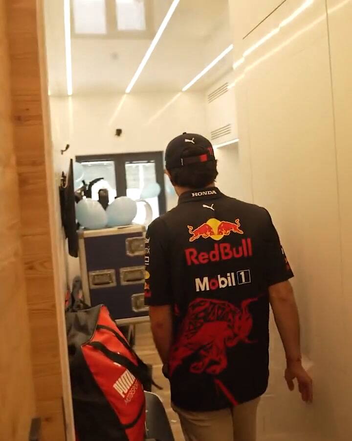 Checo Pérez recibe una increíble sorpresa